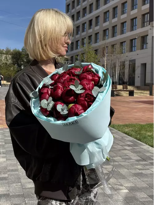 Букет из 15 бордовых пионов Red Charm с эвкалиптом купить в Томске