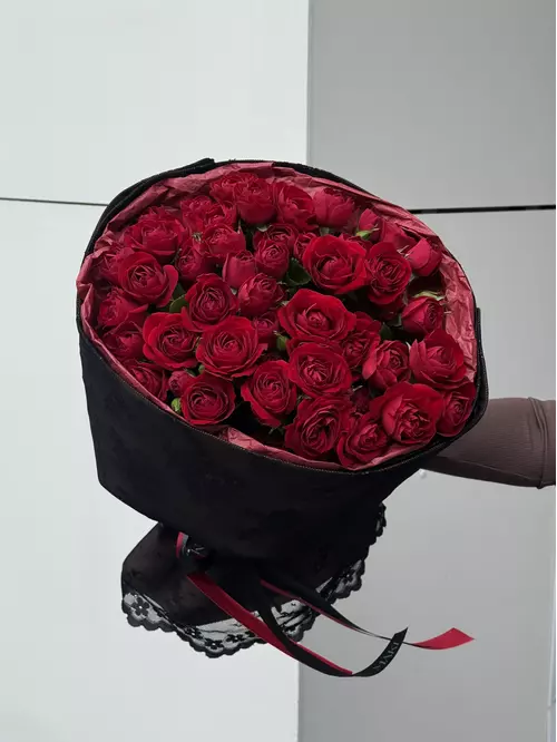 Букет из 9 красных кустовых роз купить в Томске с доставкой