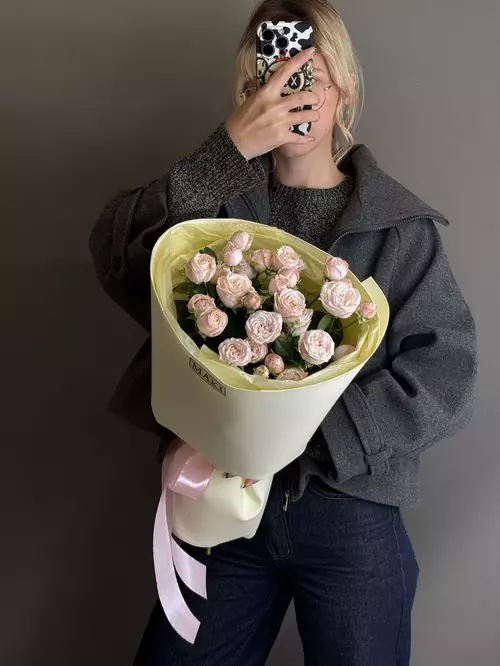 Букет из 5 нежно-розовых кустовых роз купить в Томске