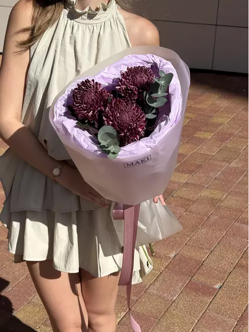 Купить букет одиночных хризантем Bigoudi Purple с эвкалиптом в Томске