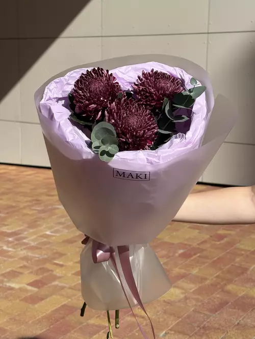 Заказать букет из одиночных хризантем Bigoudi Purple с эвкалиптом с доставкой по городу Томск