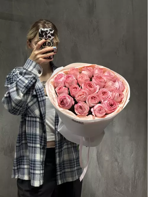 Оформить заказ на букет из 21 пионовидной розы Pink Expression в оформлении в Томске