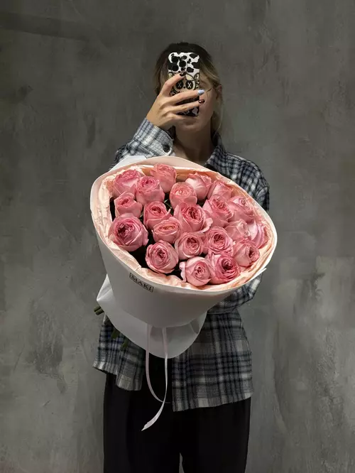 Букет из 21 пионовидной розы Pink Expression в оформлении купить в Томске