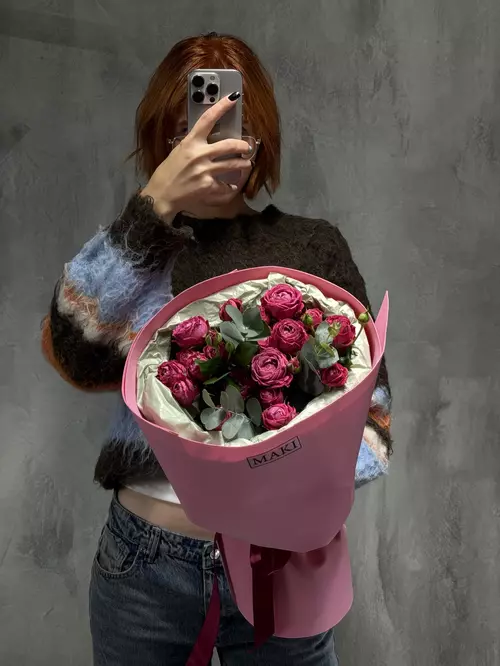 Купить букет из кустовых роз с эвкалиптом в Томске