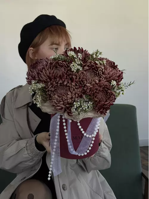 Заказать композицию в шляпной коробке "Карамельный эспрессо" с доставкой по городу Томск